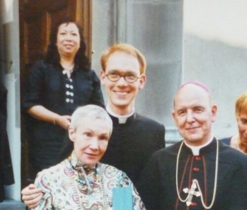 Thomas Heilbrun Nach der Weihe am 18. Juni 2000 mit Mutter Sabine und Bischof Klaus Küng vor dem Feldkircher Dom.