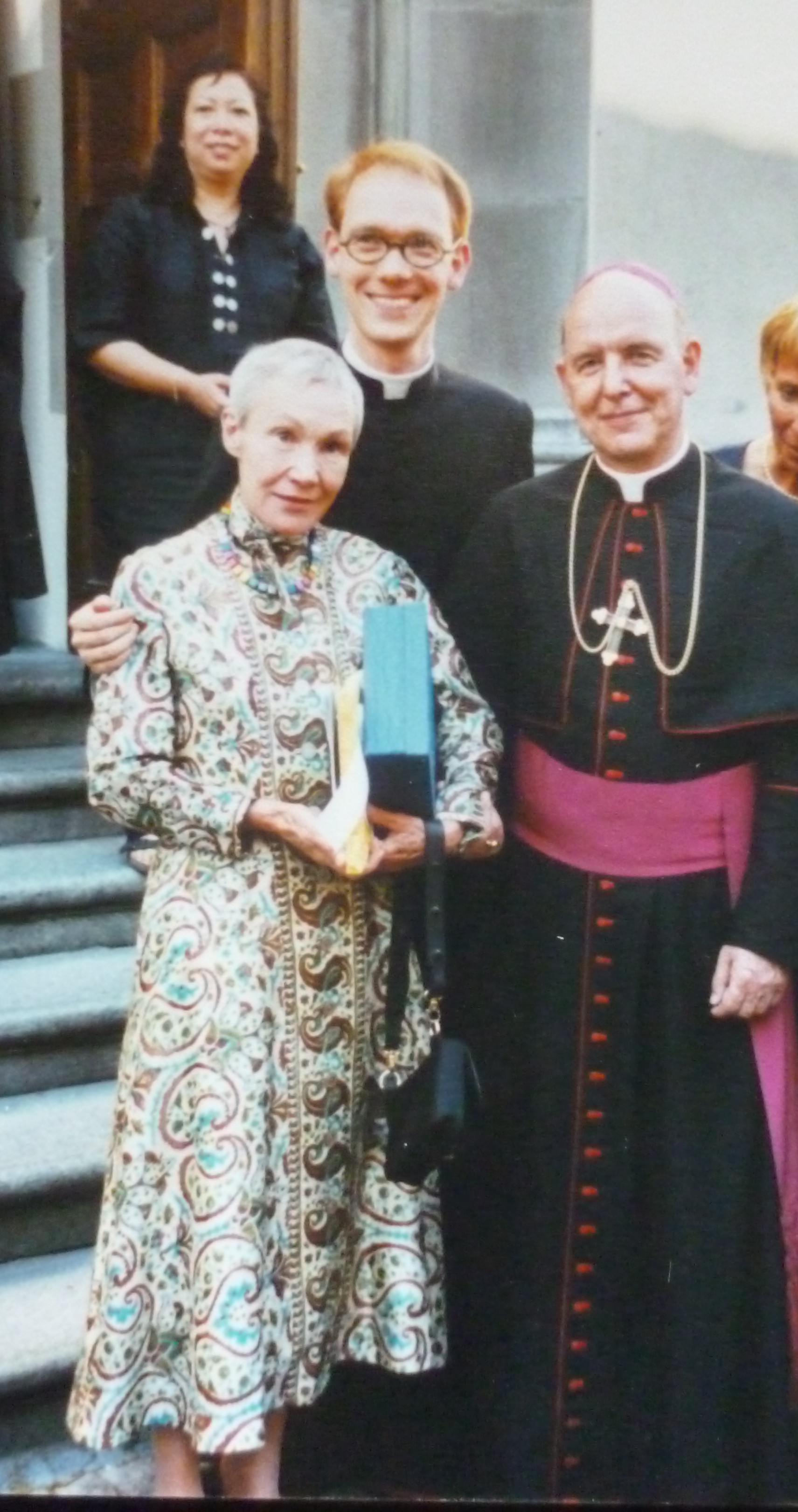 Nach der Weihe am 18. Juni 2000 mit Mutter Sabine und Bischof Klaus Küng vor dem Feldkircher Dom.